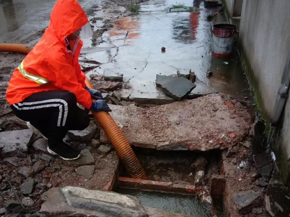 威县专业清理污水池 炜誉市政以规范流程守护城市 “肠道”