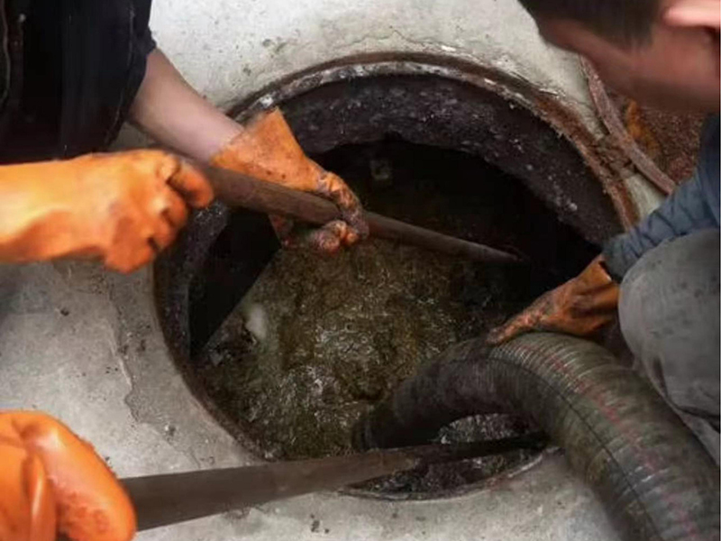 威县清理化粪池时如何避免沼气的危害？